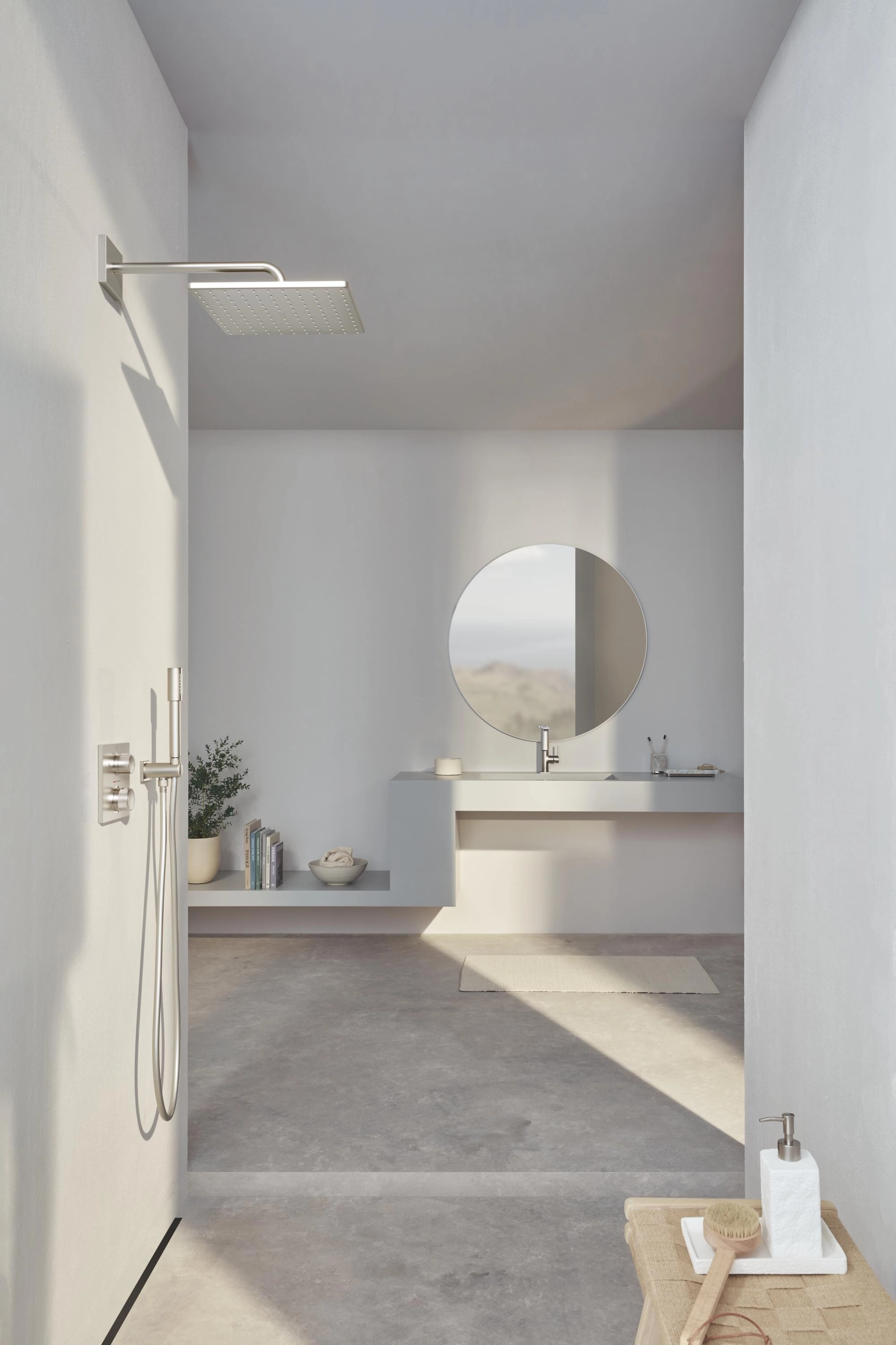 Modern banyo, gümüş duş başlığı
