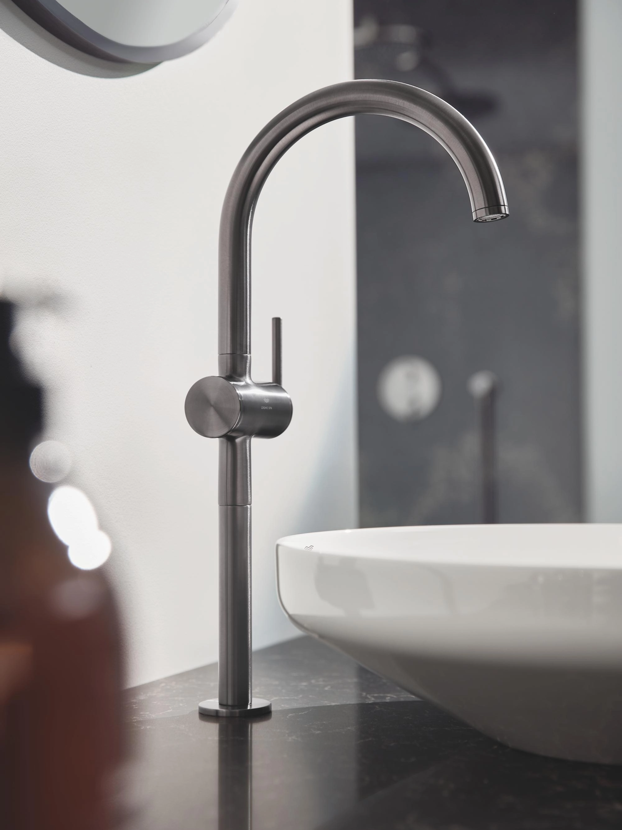 Modern banyo, sıcak tonlar